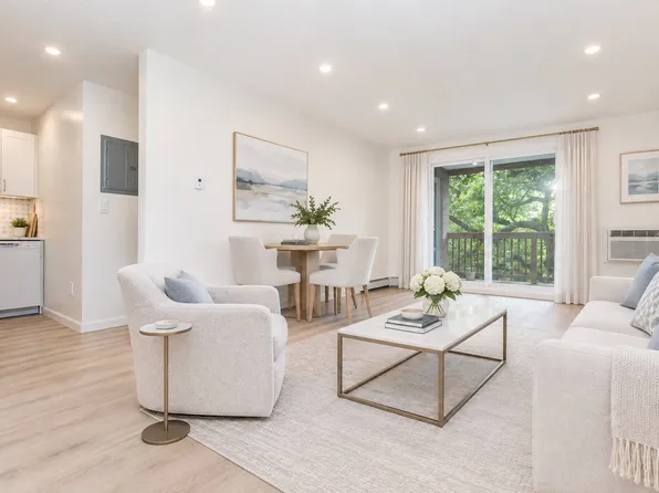 142 Kenrick St APT 23, Brighton, MA 02135