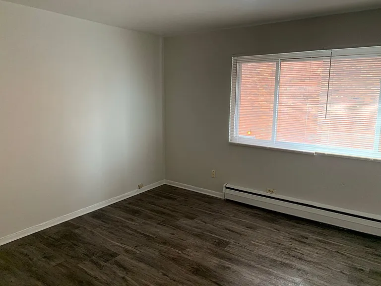 1456 N Farwell Ave — Photo 3