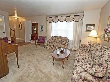 3rd image of 124 Knollwood Dr