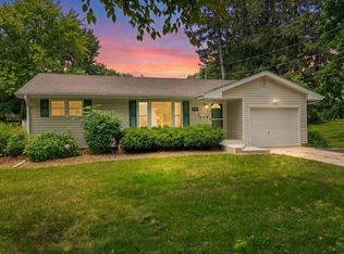 1546 Meadowbrook Ln, Freeport, IL 61032