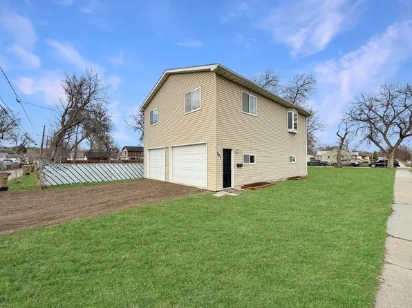 201 20th St NW, Minot, ND 58703