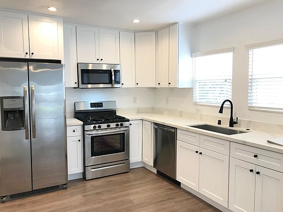3rd image of 873-879 N Heliotrope Dr