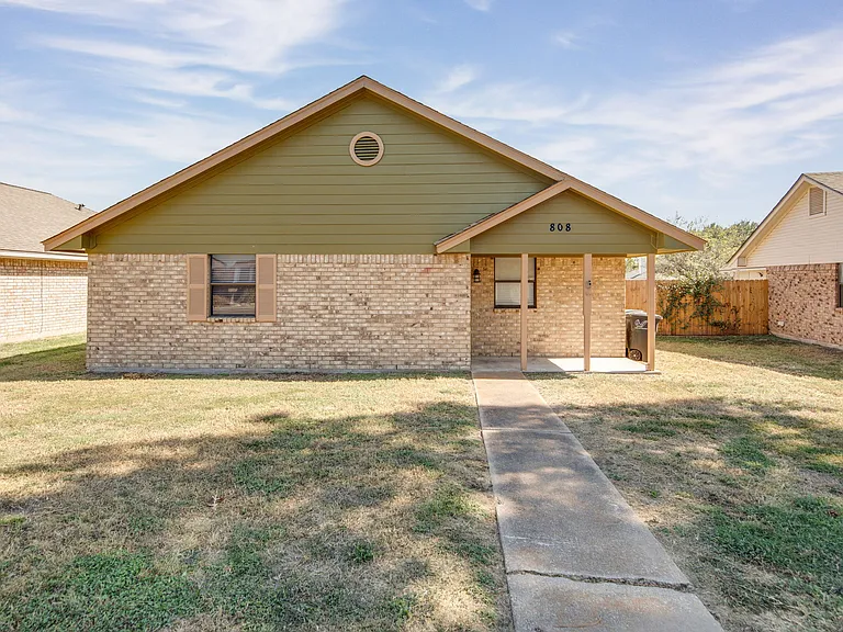 808 Camellia Ct — Photo 1