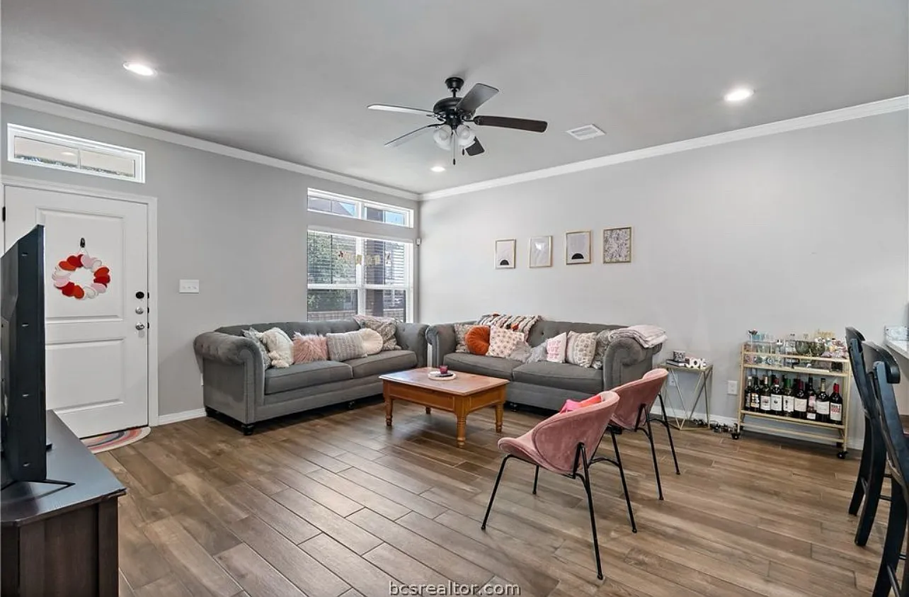 4 bed, 4.5 bath, 1650 sqft, $3,300 — Photo 4