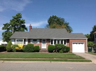 21 Caffrey Ave, Bethpage, NY 11714