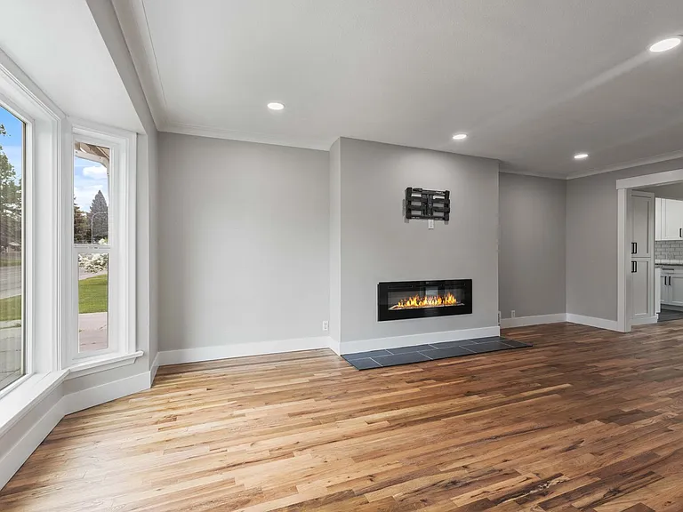 B345AG — Photo 10