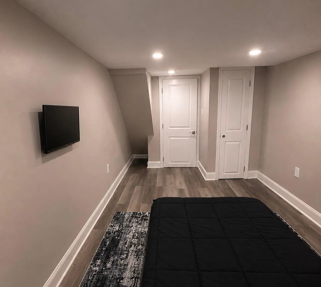 4 bed, 1.0 bath, 985 sqft, $1,048 — Photo 1