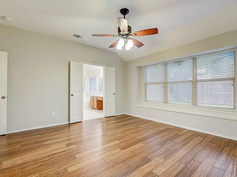 9764 Old Field Dr — Photo 2