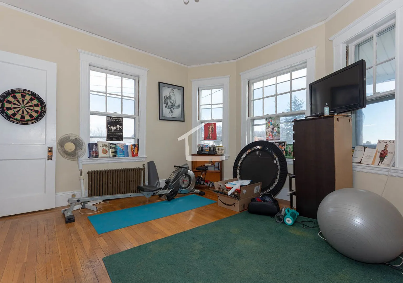 Charming 6 Bedroom-No Broker Fee — Photo 2