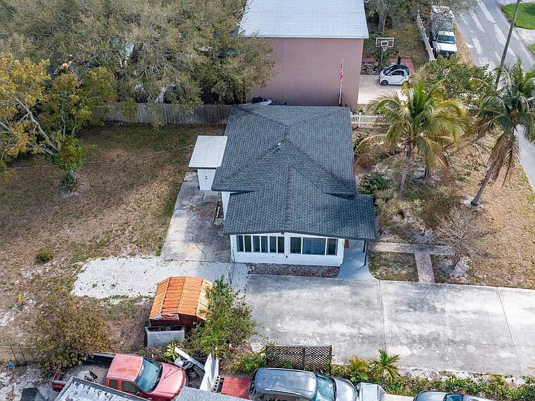113 SE 8th Ave — Photo 25