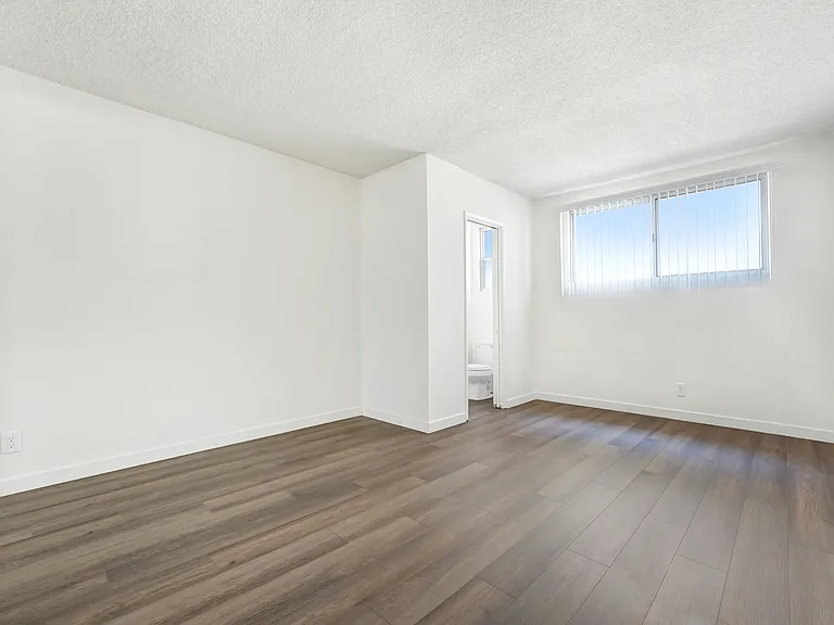 1044 Euclid St #11 — Photo 8