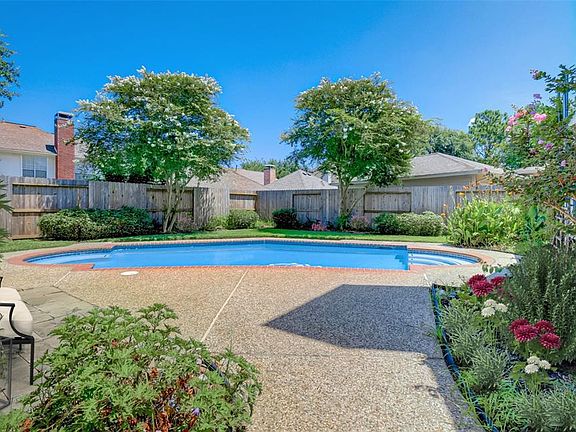 Welcome home to your own tropical paradise! Some photos are virtually staged.