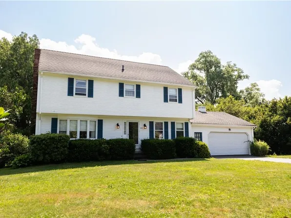 204 Heritage Dr, Portsmouth, RI 02871