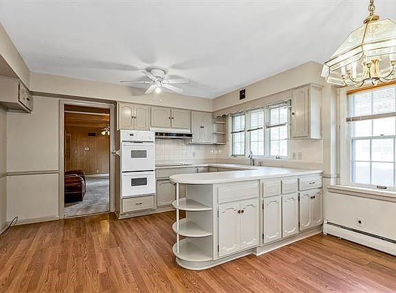 3rd image of 219 NW Woodbine Ave