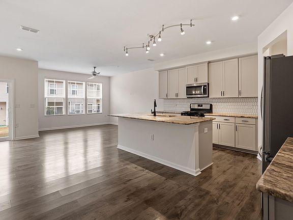 4th image of 1213 Grenshaw Dr
