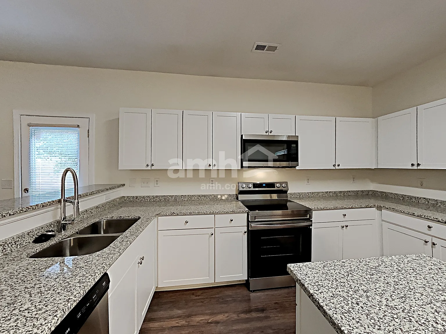 4 bed, 2.5 bath, 1700 sqft, $2,370 — Photo 3