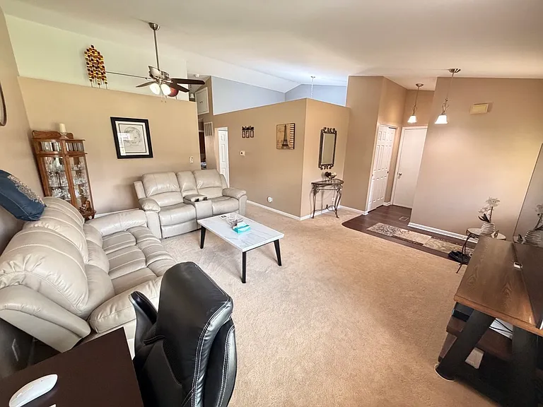 1219 Huntington Dr — Photo 4