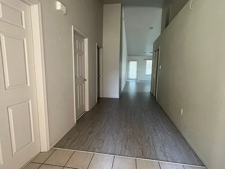 925 Hanks St — Photo 6