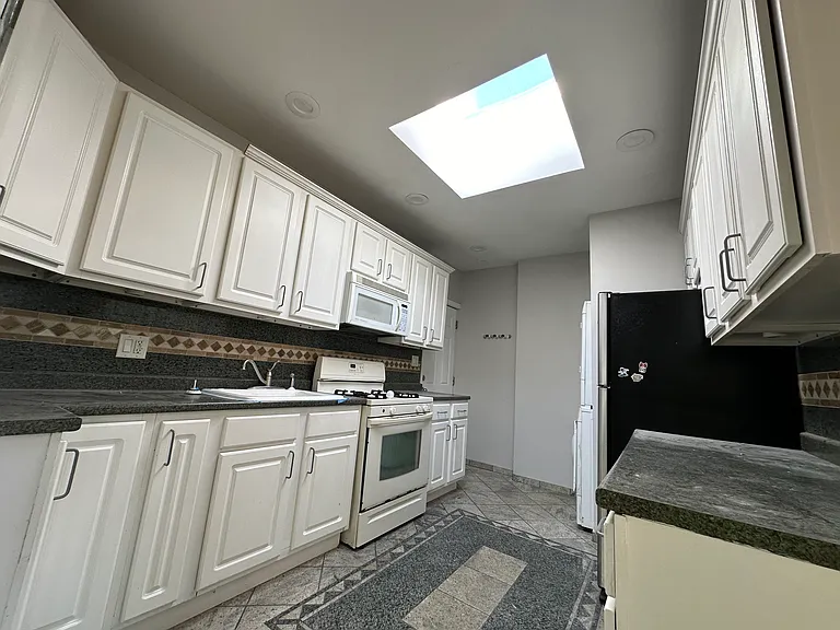 4215 N Lockwood Ave #11 — Photo 6