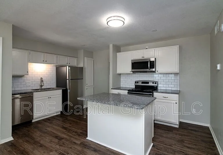 8045 W Elizabeth Ln #223 — Photo 2