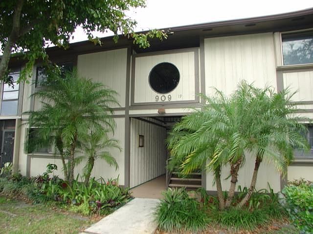 1st image of 909 NE 199th St APT 206