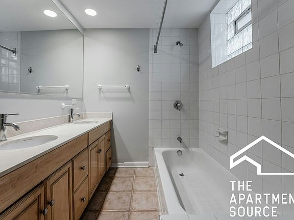 3rd image of 3216 N Racine Ave #G