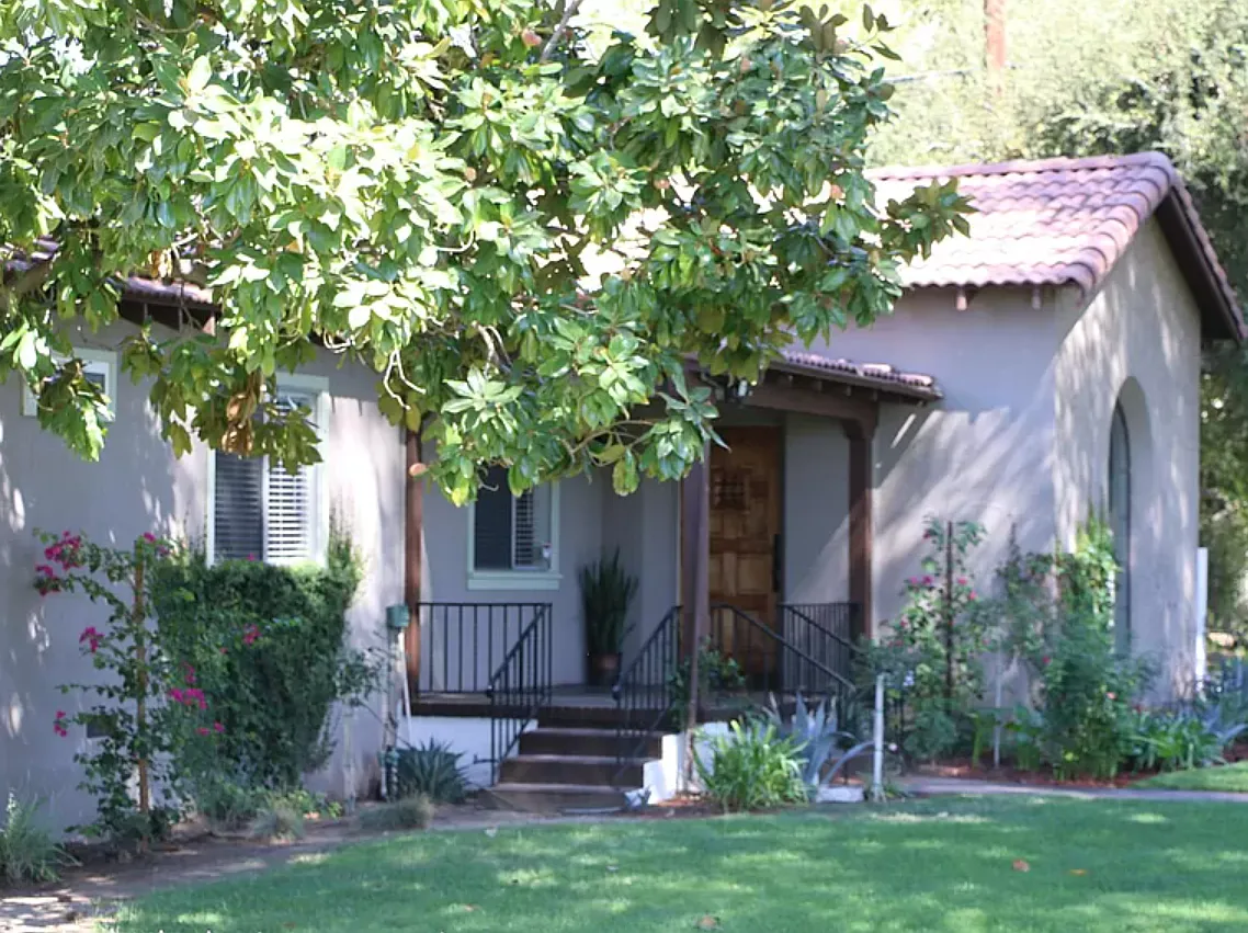 1031 Campus Ave — Photo 2