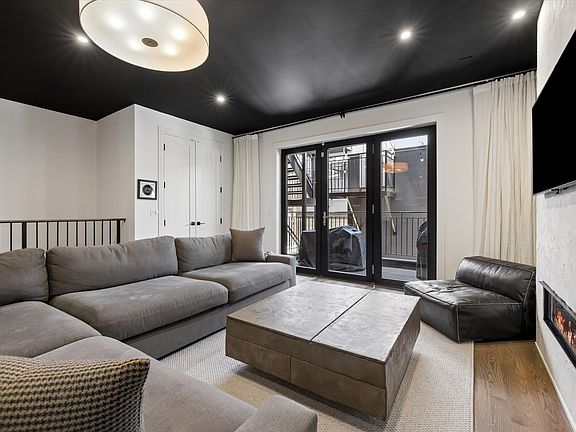 5th image of 1346 N Claremont Ave #1N