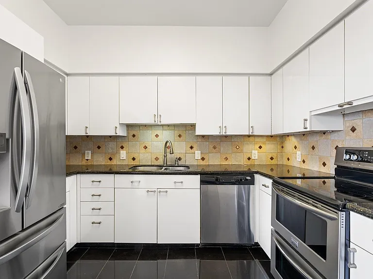 15 Greenway Plz #10G — Photo 24