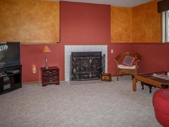 3rd image of 658 13th Ave E