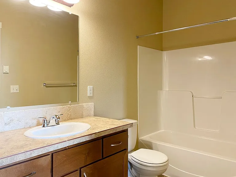 Catron Apartments - 1-3 Bedrooms 2 Bathrooms with In Unit Washer/Dryer and Internet — Photo 34