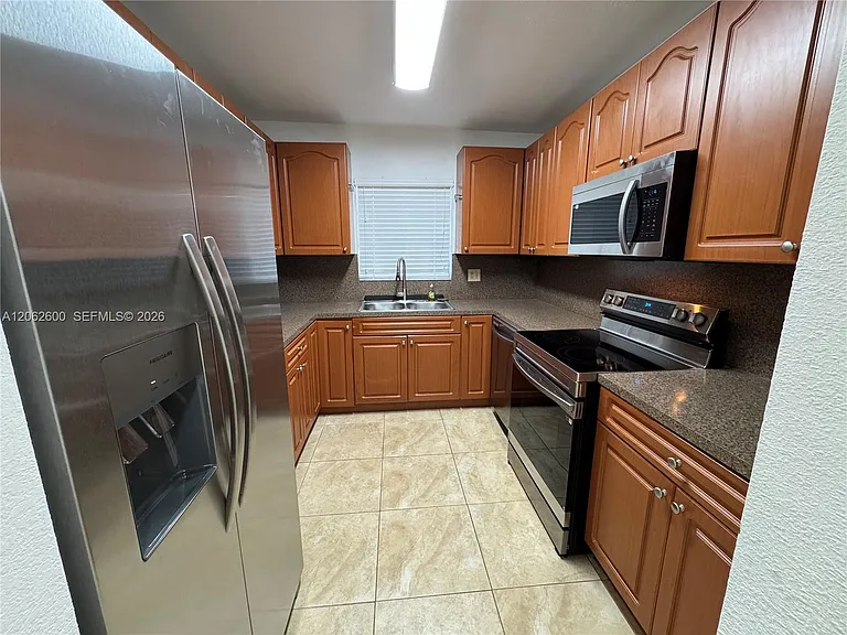 717 NE 10th Ave — Photo 2