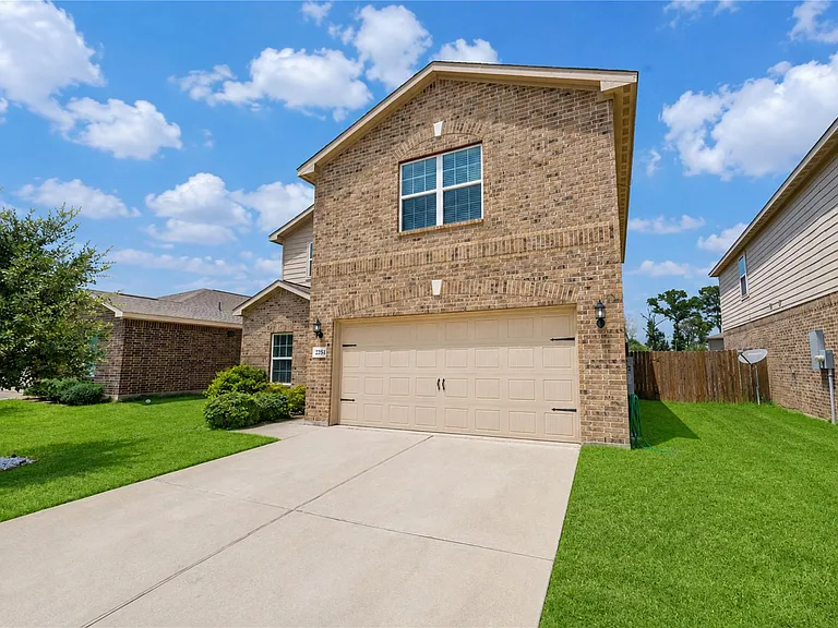 22534 Cloverland Field Dr — Photo 2