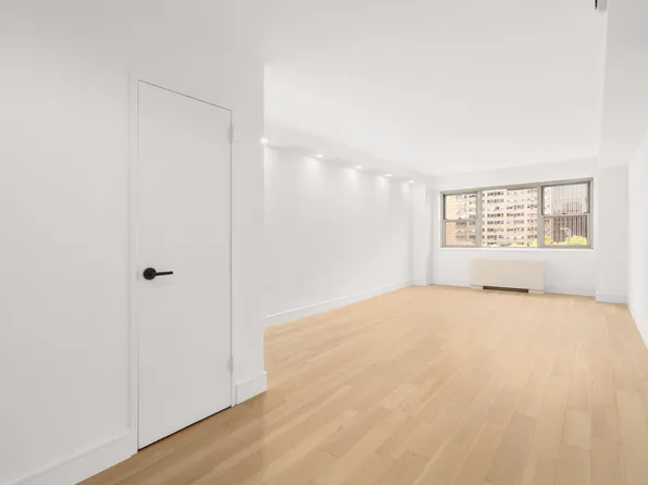321 East 48th Street image 3 of 6