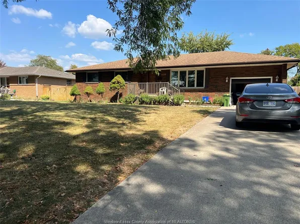 1550 Roxborough Blvd, Windsor, ON N9B 3H3