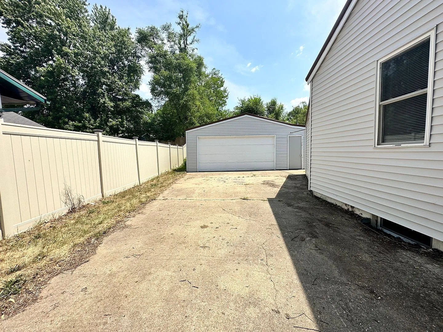 3 bed, 1.0 bath, 928 sqft, $1,450 — Photo 2