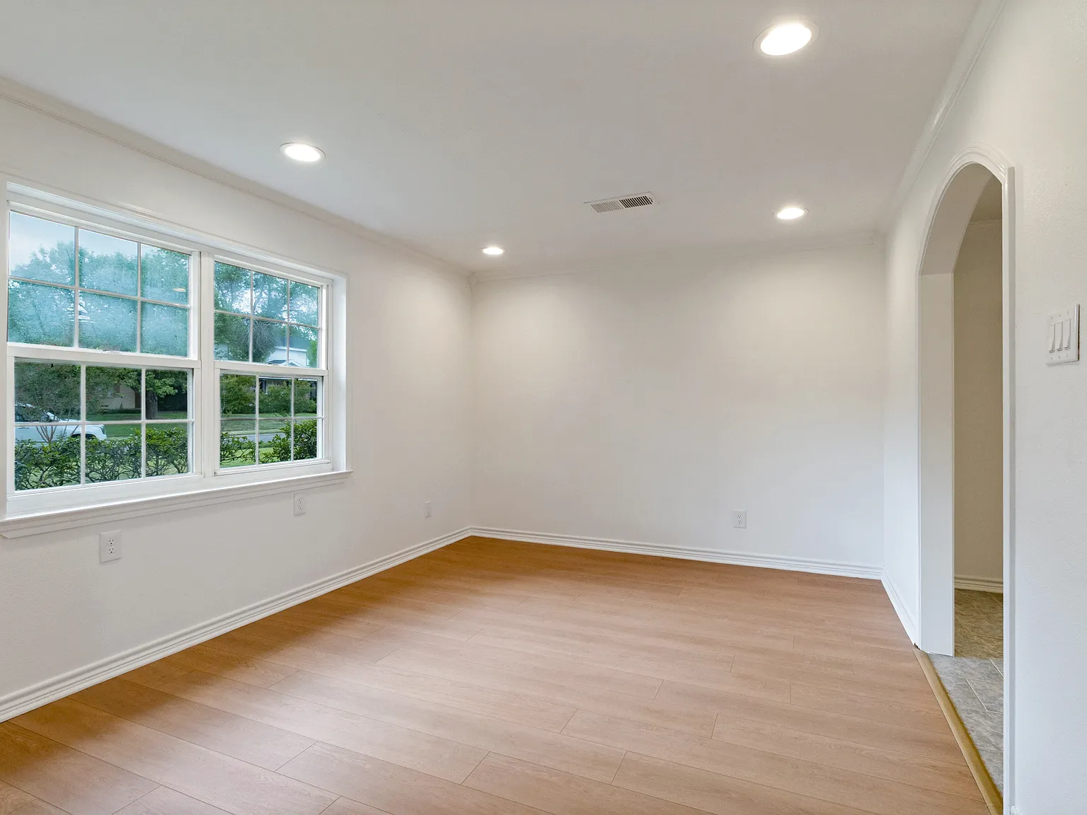 6 bed, 3.5 bath, 2574 sqft, $3,500 — Photo 2