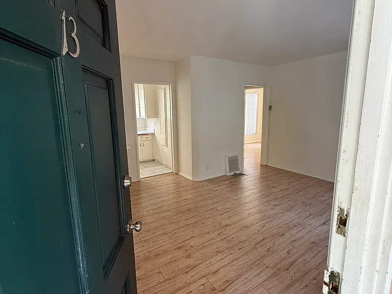 302 N Louise St #13 — Photo 1