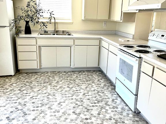 4th image of 18614 Empire St #5
