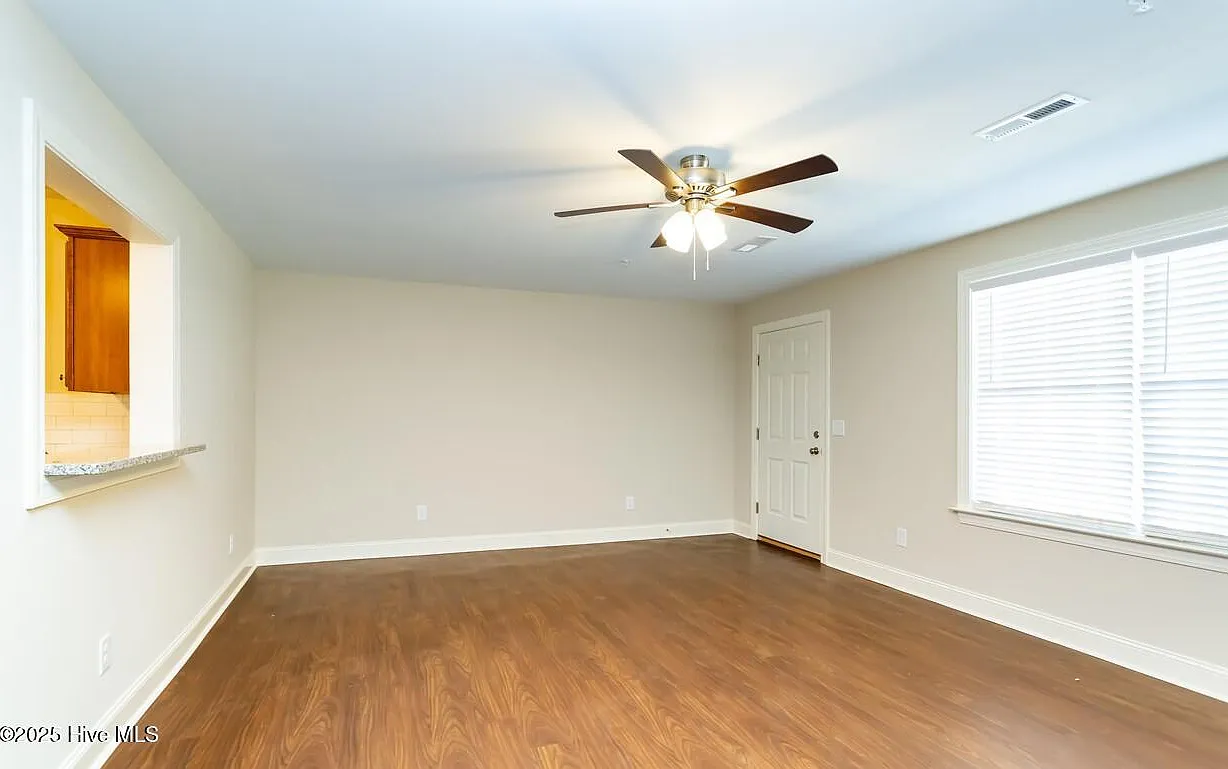 1 bed, 1.0 bath, 880 sqft, $1,200 — Photo 3