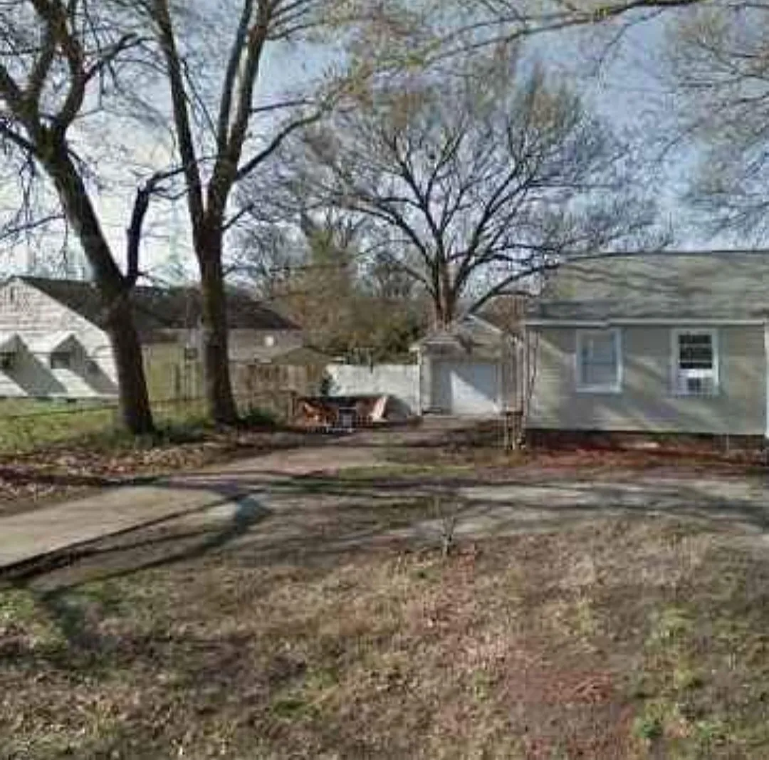 33 Roland Dr — Photo 1