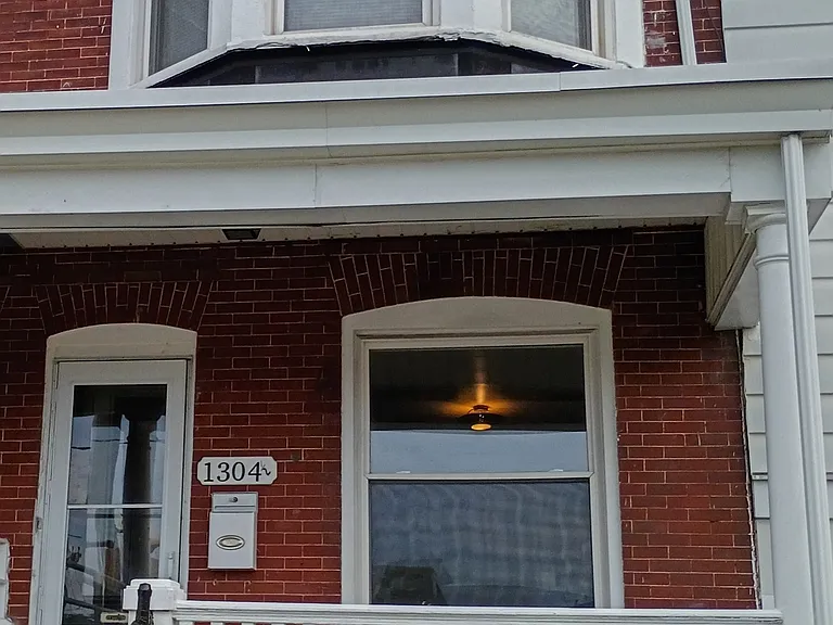 1304 1/2 W Gordon St — Photo 1