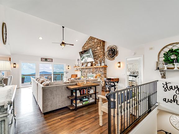 3rd image of 1624 Tower Road