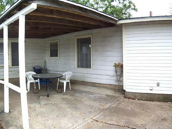 5th image of 1100 E Lovers Ln