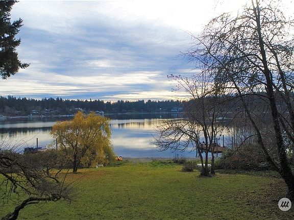 Enjoy water skiing, boating, fishing, kayaking...The sunsets are amazing.>