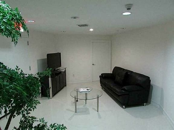 2nd image of 900 Biscayne Blvd APT 1403