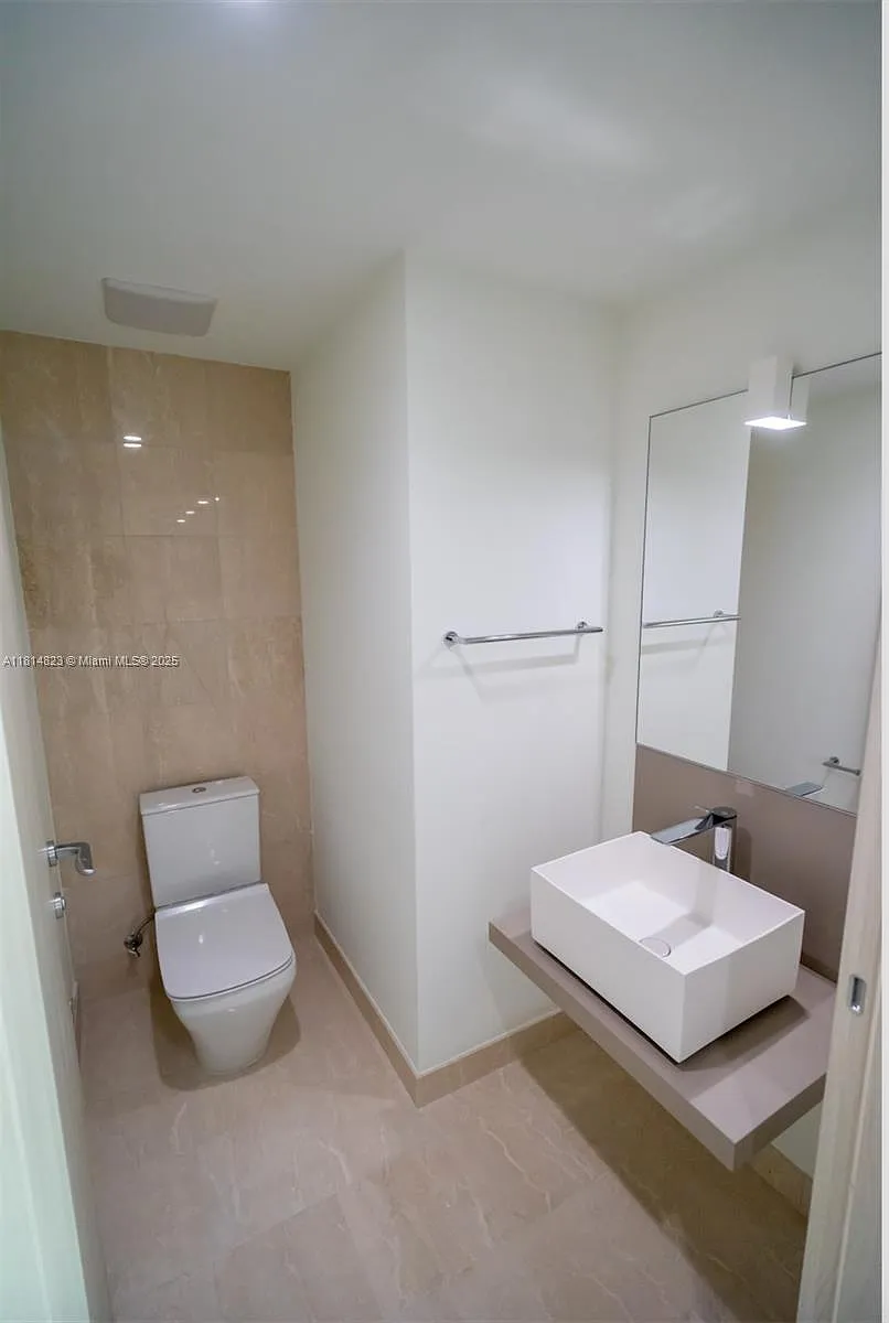 Building Photo - 1000 Brickell Plz #2506