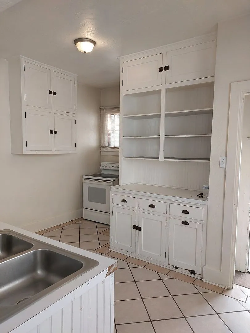 College Housing - 4 bedrooms — Photo 2