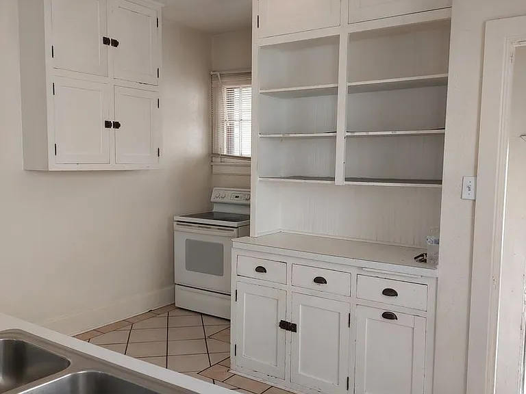 College Housing - 4 bedrooms — Photo 2