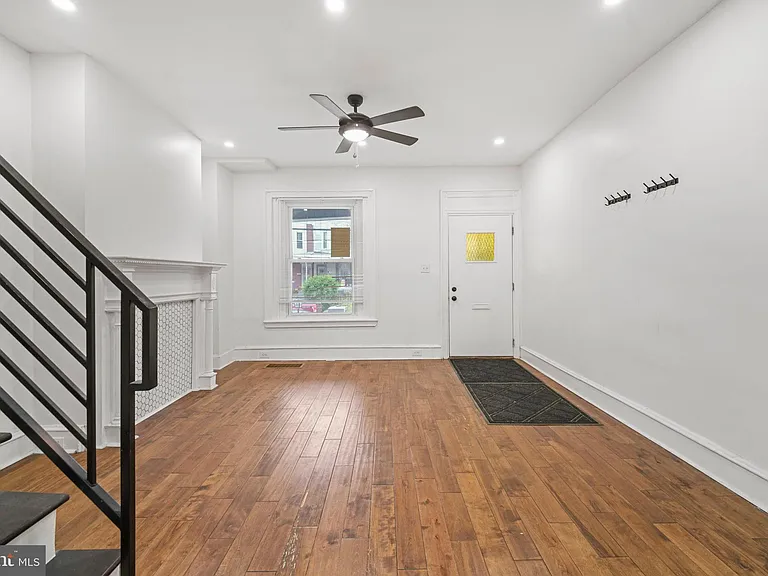 5527 Catharine St — Photo 3